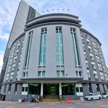 Stallions Suites Penang Jelutong Екстериор снимка