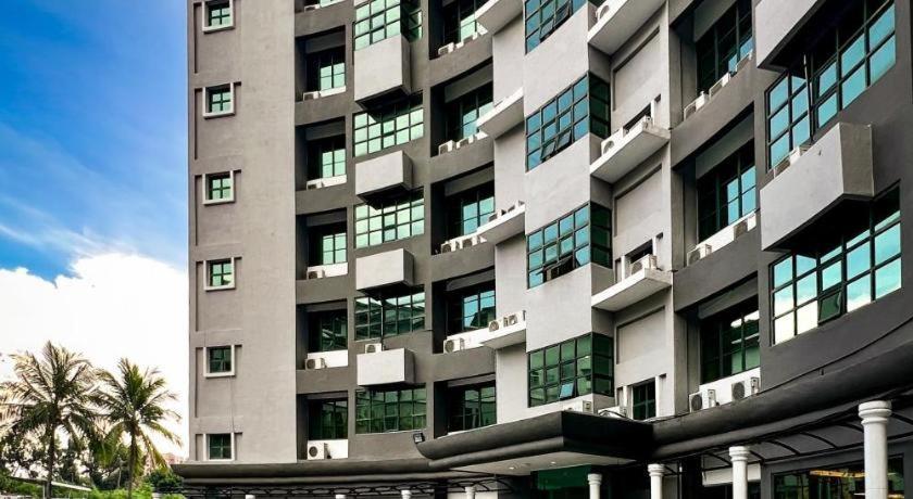 Stallions Suites Penang Jelutong Екстериор снимка