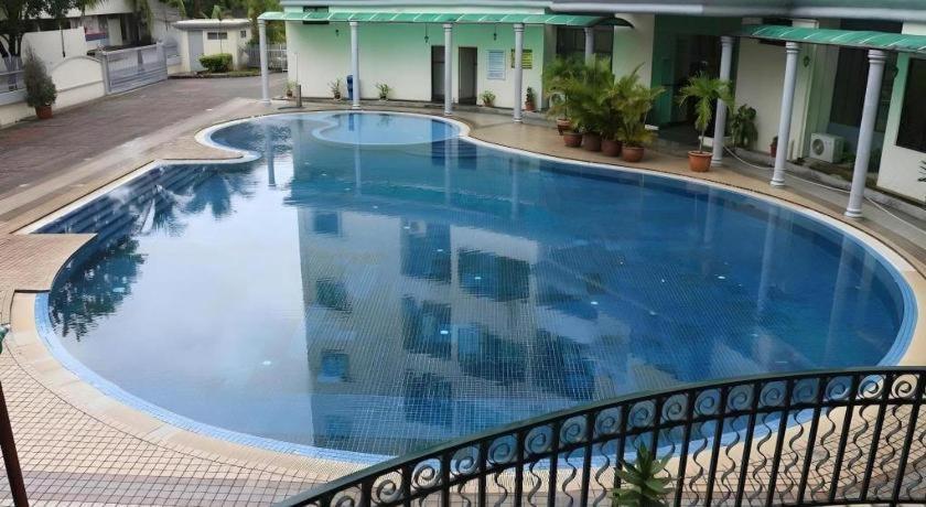 Stallions Suites Penang Jelutong Екстериор снимка